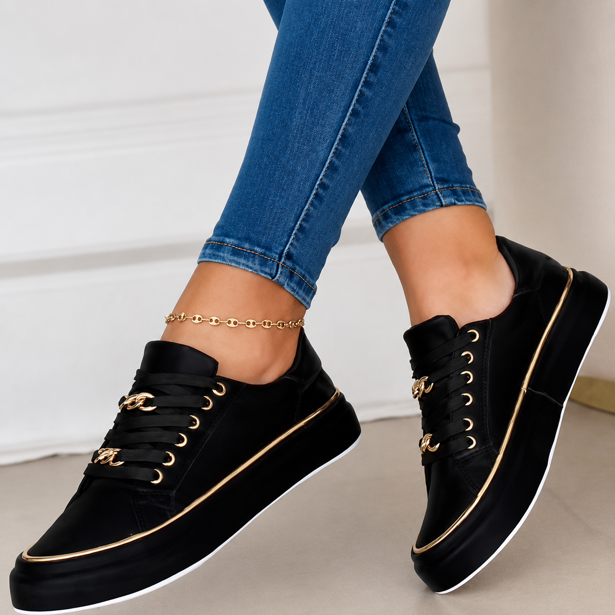 Silvia - Zapatillas de Polipiel con Detalle de Cadena