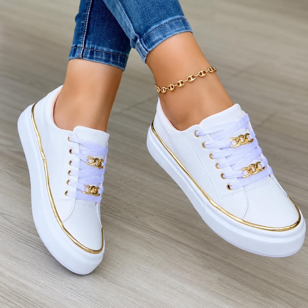 Silvia - Zapatillas de Polipiel con Detalle de Cadena