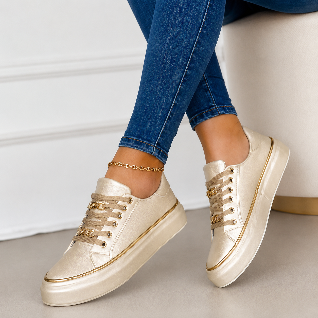 Silvia - Zapatillas de Polipiel con Detalle de Cadena